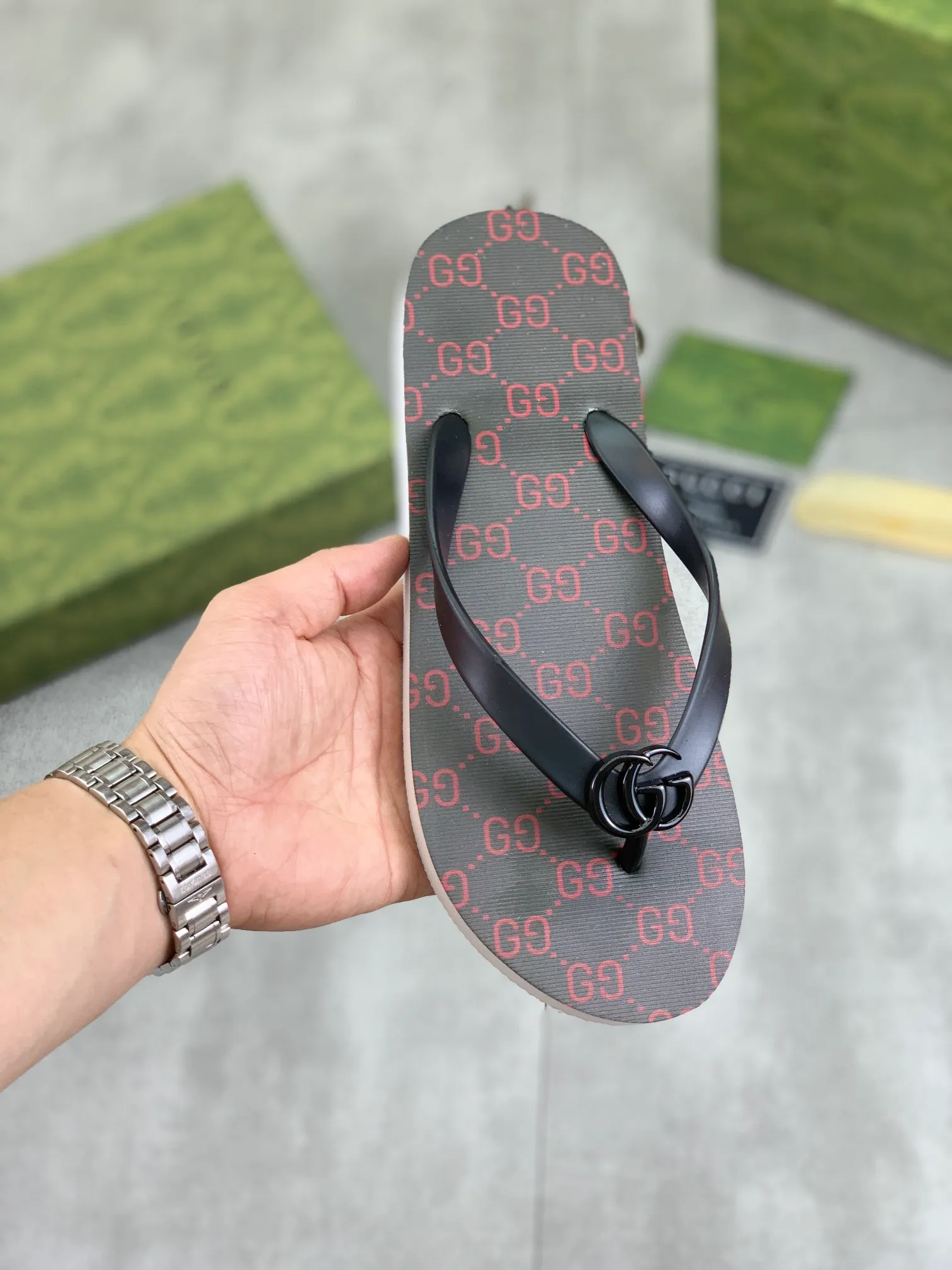Men's men's shoes 💰P220💰【New style】🆘【GUCCI】Official website's popular Gucci adult couple 🧑‍🤝‍🧑 style, children's flip-flops are on sale at the counter simultaneously! Original fabric imported from Italy. Original bottom provided by the original factory. Size: Adult 36-45. Children’s size: 30-37. Multiple colors available.